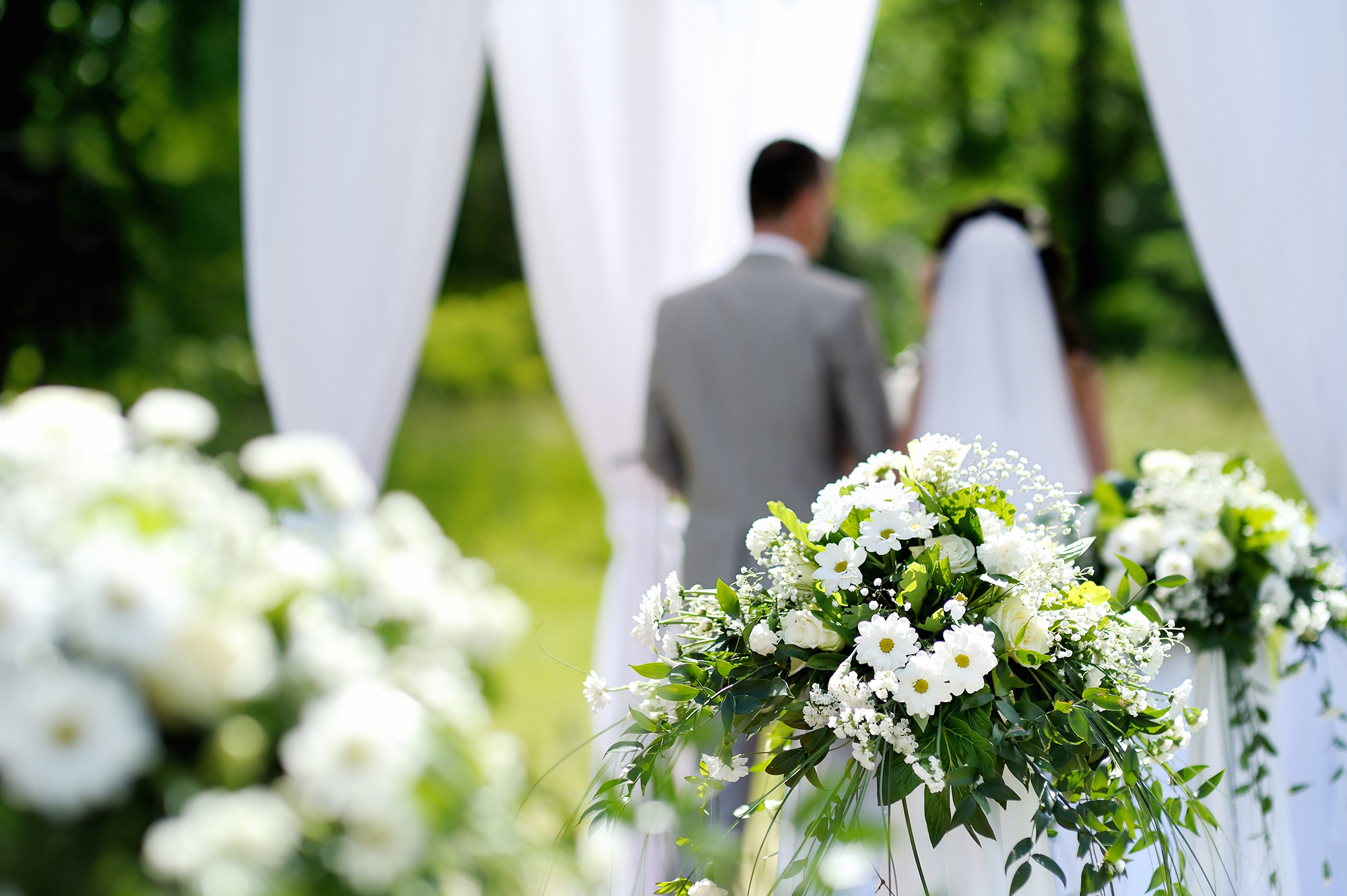 white-wedding-beach-flowers-table-design-white-wedding-beach-flowers-table-design